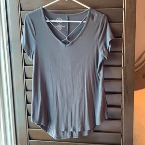 Cute t-shirt! With a design in the neck.